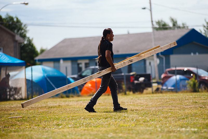 Jerry Hunter avec planche - Pow wow Abitibi360